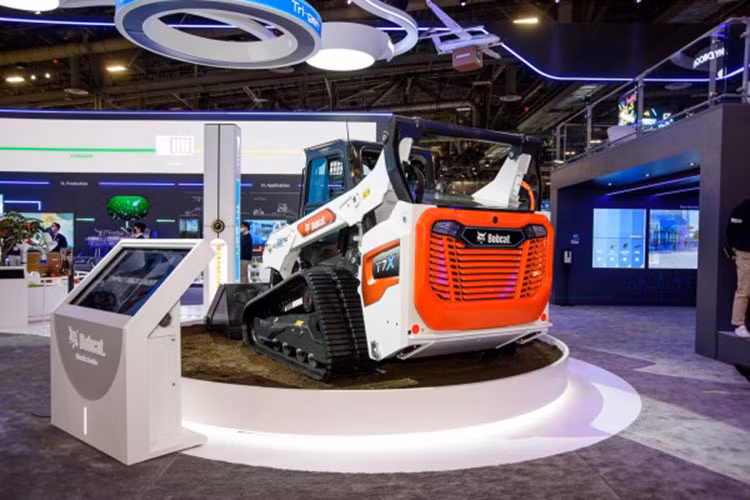 Khách hàng đầu tiên của Doosan Bobcat T7X sẽ là Sunbelt Rentals, một công ty cho thuê hàng đầu ở Bắc Mỹ với hơn 1.025 địa điểm.