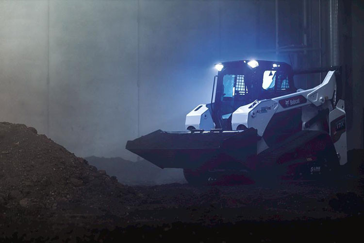 Động cơ điện cũng giúp xe máy xúc Doosan Bobcat T7X vận hành êm ái và đỡ rung lắc hơn. Trong khi động cơ điện chỉ cần khoảng 0,25 lít chất làm mát thì động cơ diesel như bình thường sẽ cần tới 215 lít chất lỏng cần thiết.