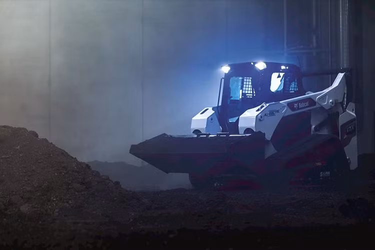 Động cơ điện cũng giúp xe máy xúc Doosan Bobcat T7X vận hành êm ái và đỡ rung lắc hơn. Trong khi động cơ điện chỉ cần khoảng 0,25 lít chất làm mát thì động cơ diesel như bình thường sẽ cần tới 215 lít chất lỏng cần thiết.