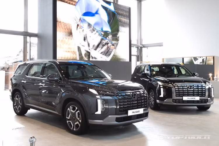 Tại triển lãm Ô tô New York 2022 diễn ra vào tháng 4 năm nay, hãng Hyundai đã chính thức giới thiệu phiên bản nâng cấp của dòng SUV cỡ lớn Palisade. Sau 1 tháng, Hyundai Palisade 2023 mới đã chính thức được bán ra tại thị trường nội địa Hàn Quốc.