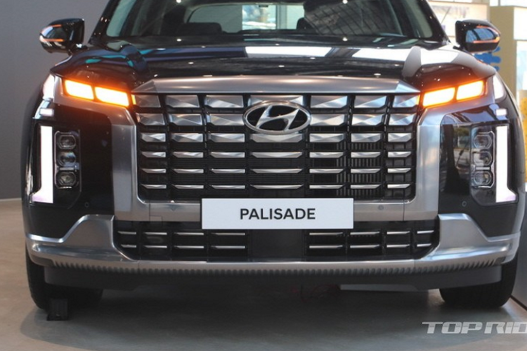 Tương tự phiên bản cũ, Hyundai Palisade 2023 tiếp tục được trang bị hệ thống đèn 2 tầng trên đầu xe. Trong đó, dải đèn LED định vị ban ngày nằm phía trên và kéo dài xuống đèn pha bên dưới. Dải đèn này có thiết kế thẳng đứng hơn, tạo hình chữ "L" và nằm sát hai góc đầu xe thay vì bao quanh đèn pha như trước.
