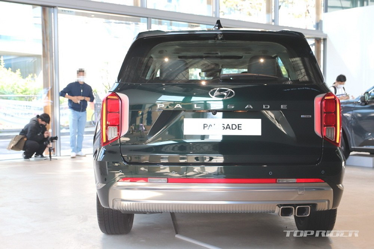 Bỏ ra số tiền trên, khách hàng Hàn Quốc sẽ nhận về mẫu SUV thay đổi cả về kích thước, thiết kế lẫn trang bị. Theo đó, Hyundai Palisade 2023 sở hữu chiều dài 2.915 mm, tăng 15 mm so với trước vì ảnh hưởng của thiết kế mới. Được áp dụng ngôn ngữ thiết kế mới của hãng Hyundai, Palisade 2023 sở hữu một số chi tiết ngoại thất giống những người anh em cùng thương hiệu như Tucson và Santa Cruz, đặc biệt là phần đầu xe.