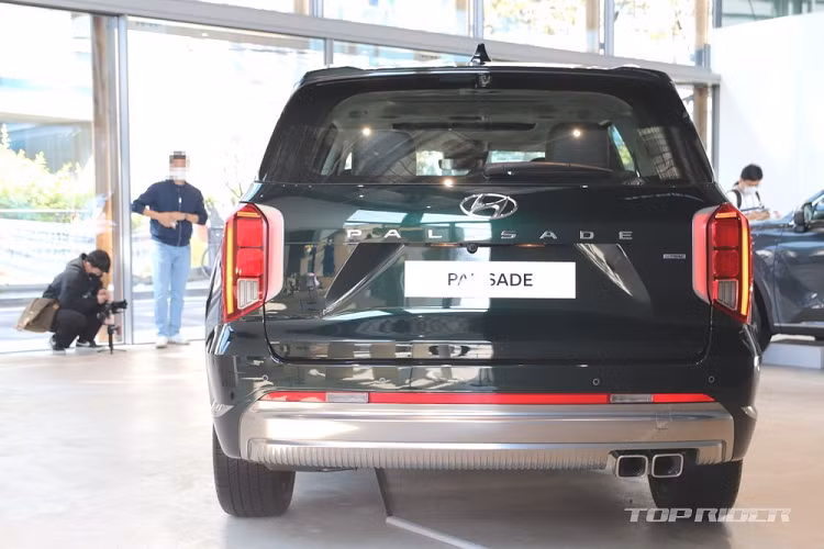 Bỏ ra số tiền trên, khách hàng Hàn Quốc sẽ nhận về mẫu SUV thay đổi cả về kích thước, thiết kế lẫn trang bị. Theo đó, Hyundai Palisade 2023 sở hữu chiều dài 2.915 mm, tăng 15 mm so với trước vì ảnh hưởng của thiết kế mới. Được áp dụng ngôn ngữ thiết kế mới của hãng Hyundai, Palisade 2023 sở hữu một số chi tiết ngoại thất giống những người anh em cùng thương hiệu như Tucson và Santa Cruz, đặc biệt là phần đầu xe.