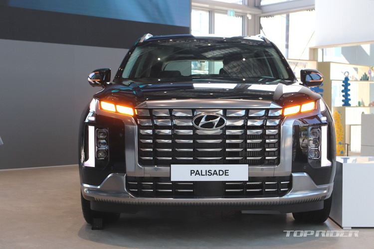 Ở phiên bản 2023, Hyundai Palisade được chia thành 4 bản trang bị, bao gồm Exclusive, Prestige, Calligraphy và VIP. Mỗi bản đều được trang bị cả động cơ xăng lẫn diesel. Giá xe Hyundai Palisade 2023 tại thị trường Hàn Quốc dao động từ 38,67 - 57,88 triệu Won (khoảng 703 triệu đến 1,05 tỷ đồng). So với phiên bản cũ, Hyundai Palisade đã tăng giá mạnh và không còn là SUV cỡ lớn giá "mềm" nữa