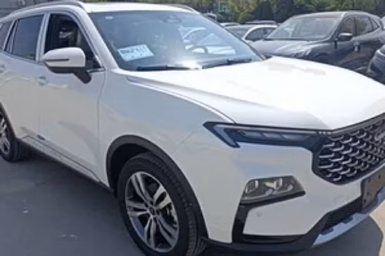 Cụ thể xe sẽ được phân phối ra thị trường với 3 phiên bản, cùng mức giá Ford Territory 2023 lần lượt như sau: Territory Trend: 830 triệu đồng. Territory Titanium: 930 triệu đồng. Territory Titanium X: 965 triệu đồng