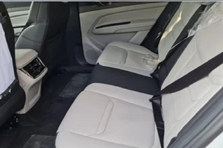 Ngoài ra, các thông tin về mẫu xe này được phát triển bởi Liên doanh JMC-Ford tại Trung Quốc thay vì Ford toàn cầu khiến cộng đồng cho rằng mức giá trên không tương xứng.