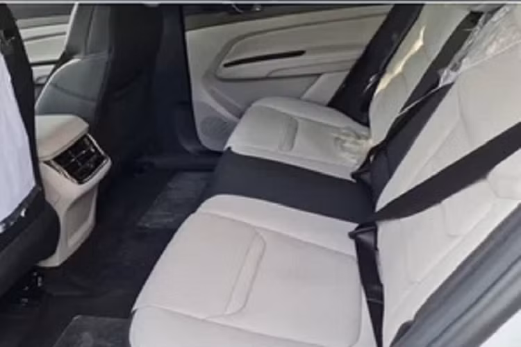 Ngoài ra, các thông tin về mẫu xe này được phát triển bởi Liên doanh JMC-Ford tại Trung Quốc thay vì Ford toàn cầu khiến cộng đồng cho rằng mức giá trên không tương xứng.