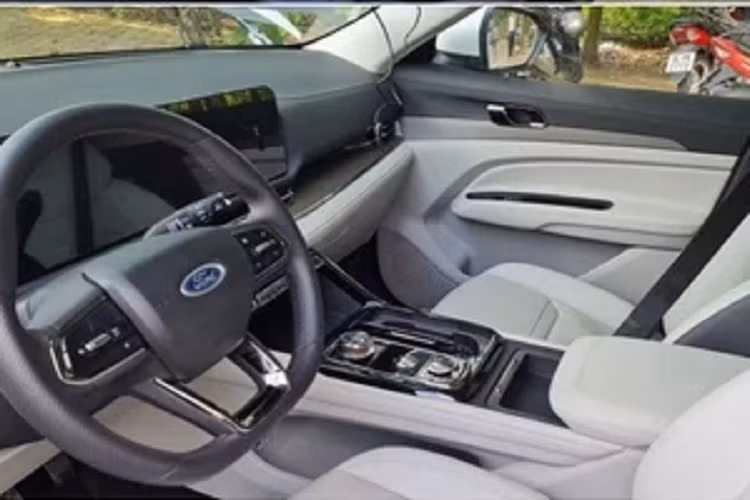 Mức giá này ngay lập tức nhận được nhiều bình luận tiêu cực của các thành viên như vỡ mộng, chát quá, giá cao, quay xe... Điều này tương đối dễ hiểu khi các thông tin dự đoán trước đó cho rằng giá xe chỉ từ 799 triệu đồng.