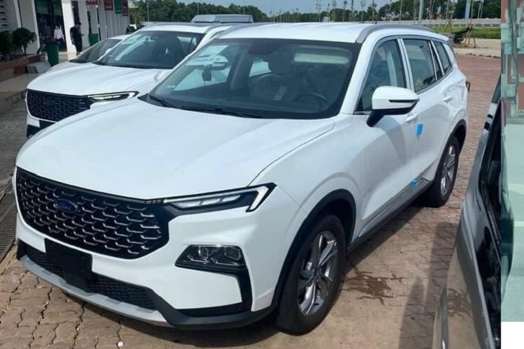 Ngoài ra, ghế ngồi được bọc da, kết hợp với cửa sổ trời toàn cảnh mang đến không gian cao cấp cho Territory 2023. Ford Territory 2023 cũng được trang bị động cơ Ecoboost 1.5L cho công suất tới đa 170 mã lực và mô-men xoắn cực đại 260Nm. Đi kèm là hộp số tự động 7 cấp, 4 chế độ lái và công nghệ dừng/khởi động thông minh.