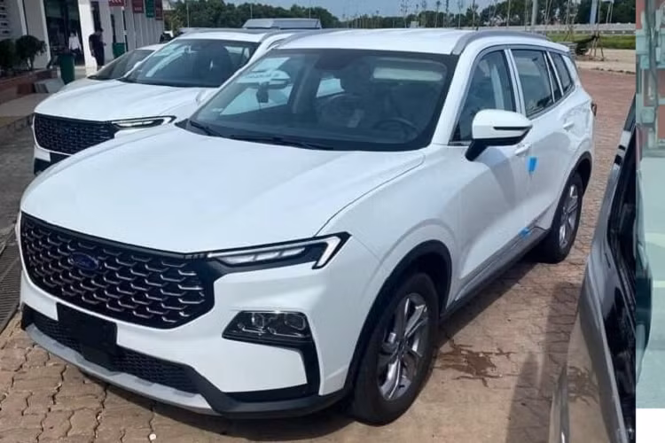 Ngoài ra, ghế ngồi được bọc da, kết hợp với cửa sổ trời toàn cảnh mang đến không gian cao cấp cho Territory 2023. Ford Territory 2023 cũng được trang bị động cơ Ecoboost 1.5L cho công suất tới đa 170 mã lực và mô-men xoắn cực đại 260Nm. Đi kèm là hộp số tự động 7 cấp, 4 chế độ lái và công nghệ dừng/khởi động thông minh.