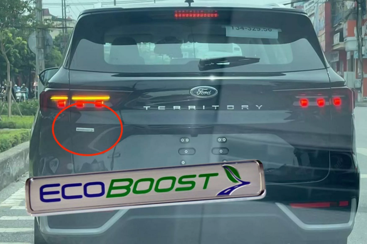 Không gian nội thất Ford Territory 2023 được đánh giá rộng rãi, cùng với các tiện ích đậm chất công nghệ. Vô lăng D-cut thể thao đi kèm giao điện điều khiển dạng màn hình kỹ thuật số. Xe còn trang bị cần số điện tử, kết hợp phanh tay điện tử.