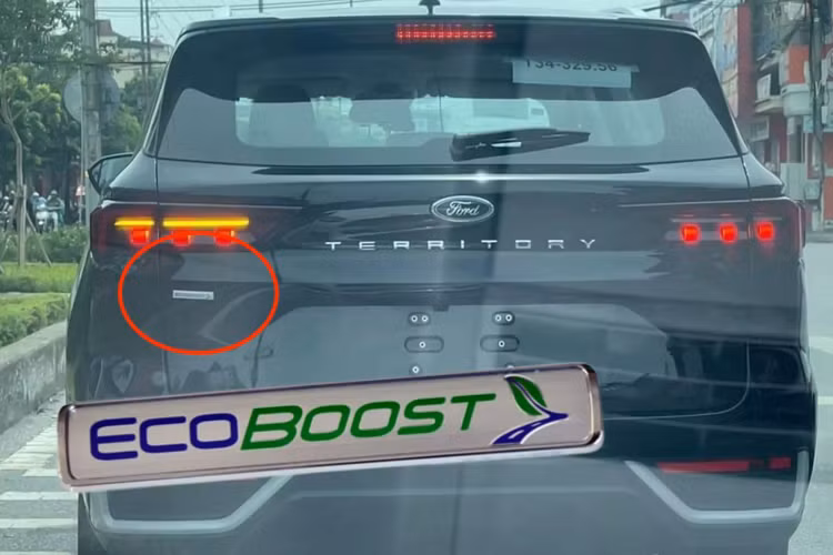 Không gian nội thất Ford Territory 2023 được đánh giá rộng rãi, cùng với các tiện ích đậm chất công nghệ. Vô lăng D-cut thể thao đi kèm giao điện điều khiển dạng màn hình kỹ thuật số. Xe còn trang bị cần số điện tử, kết hợp phanh tay điện tử.