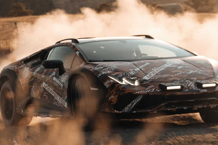 Ngoài ra, phiên bản hiệu suất cao Lamborghini Urus Performante cũng đã được phát hiện chạy thử trong thời gian qua. Thêm vào đó là một phiên bản hybrid sạc điện của Urus cũng sẽ sớm xuất hiện trong năm 2023.