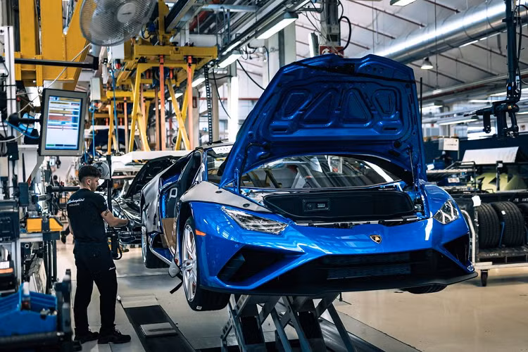 Thị trường lớn nhất của Lamborghini vẫn là khu vực EMEA (Châu Âu, Trung Đông, Châu Phi) với 41% tổng sản lượng, tiếp theo là Châu Mỹ với 34% và Châu Á - Thái Bình Dương với 25%. Xét theo quốc gia, Hoa Kỳ vẫn giữ vị trí đầu bảng (1.521 chiếc), tiếp theo là Trung Quốc (576 chiếc), Đức (468 chiếc), Anh (440 chiếc) và Trung Đông (282 chiếc).