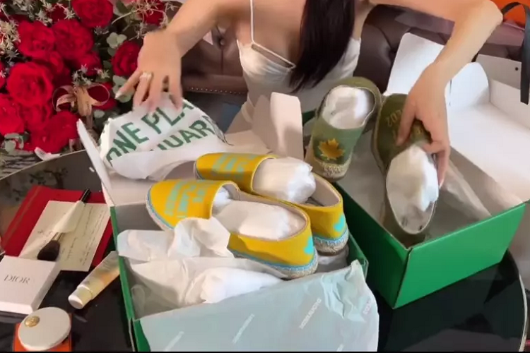 Em trai Minh Hằng tặng chị gái đôi giày bệt khá xinh và còn tinh tế đến mức mua thêm một đôi tương tự tặng anh rể để 2 anh chị dùng làm đồ đôi.