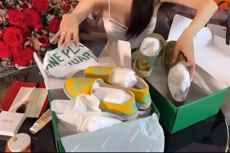 Em trai Minh Hằng tặng chị gái đôi giày bệt khá xinh và còn tinh tế đến mức mua thêm một đôi tương tự tặng anh rể để 2 anh chị dùng làm đồ đôi.