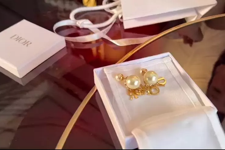 Người đầu tiên tặng quà Minh Hằng là Hoàng Thùy Linh với đôi bông tai Dior khá xinh.