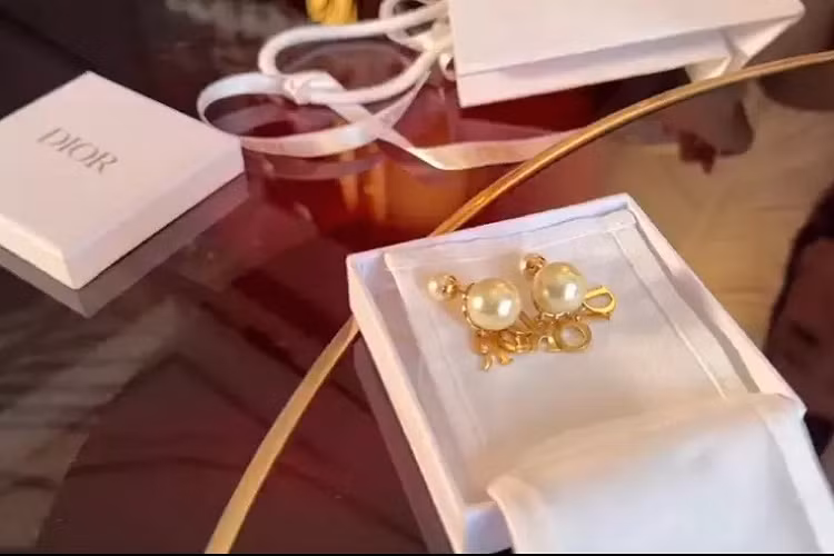 Người đầu tiên tặng quà Minh Hằng là Hoàng Thùy Linh với đôi bông tai Dior khá xinh.