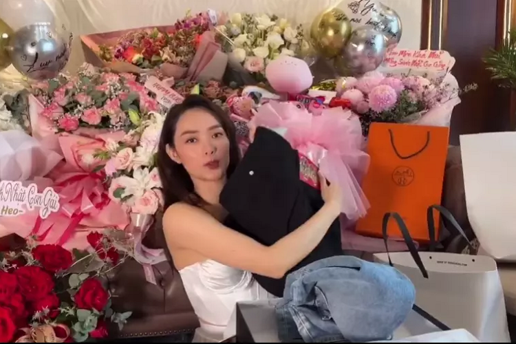 Ngoài ra, nữ diễn viên "Bẫy Ngọt Ngào" còn khui thêm quà là quần jeans và chân váy của Dsquared2. 