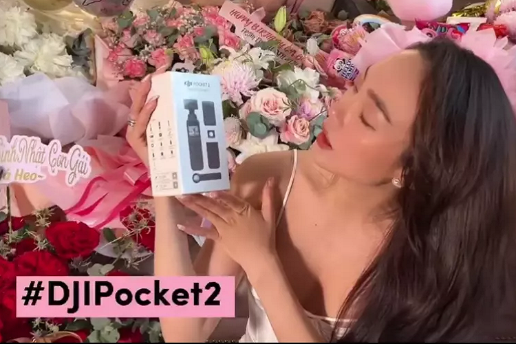 Minh Hằng nhận thêm một vài món đồ công nghệ như chân máy để quay vlog, nồi nấu chậm hay tủ khô để đựng các loại máy móc.