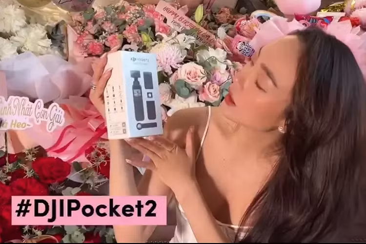 Minh Hằng nhận thêm một vài món đồ công nghệ như chân máy để quay vlog, nồi nấu chậm hay tủ khô để đựng các loại máy móc.