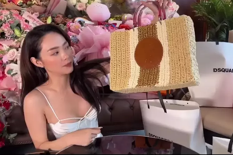 Giọng ca "Một Vòng Trái Đất" còn được tặng một chiếc túi cói từ nhà mốt Lancel Paris.