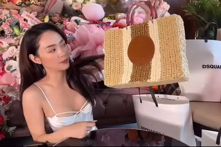 Giọng ca "Một Vòng Trái Đất" còn được tặng một chiếc túi cói từ nhà mốt Lancel Paris.