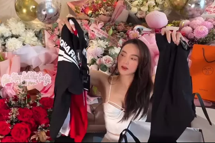 Cô thú nhận mình khá đàn ông và năng động nên được tặng 3 chiếc áo 3 lỗ để tiện chạy việc.