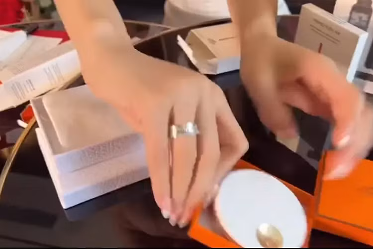 Món quà thứ hai của "bé Heo" là bộ phấn và cọ trang điểm của Hermès 