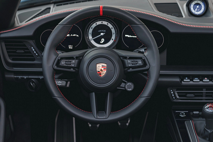 Bệ bước cửa thể hiện năm ra mắt của 3 phiên bản đặc biệt: 356 America Roadster, 964 America Roadster và 911 Carrera GTS Cabriolet America. Xe được trang bị khối động cơ boxer 6 xy-lanh dung tích 3.0L, công suất tối đa 480 mã lực và mô-men xoắn cực đại 570 Nm.