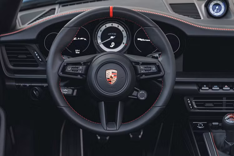 Bệ bước cửa thể hiện năm ra mắt của 3 phiên bản đặc biệt: 356 America Roadster, 964 America Roadster và 911 Carrera GTS Cabriolet America. Xe được trang bị khối động cơ boxer 6 xy-lanh dung tích 3.0L, công suất tối đa 480 mã lực và mô-men xoắn cực đại 570 Nm.