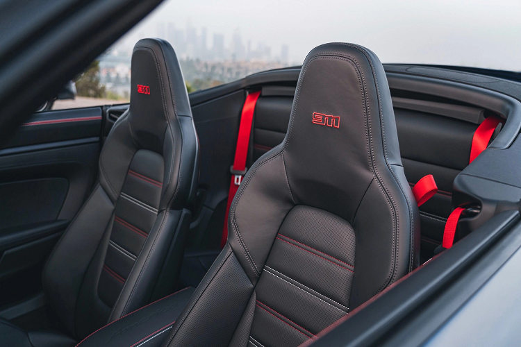 Chìa khóa của xe cũng mang ngôn ngữ thiết kế chung với phần ốp sơn màu xanh Azure Blue 356, bao da bảo vệ sở hữu những đường chỉ trắng và đỏ Guards Red.