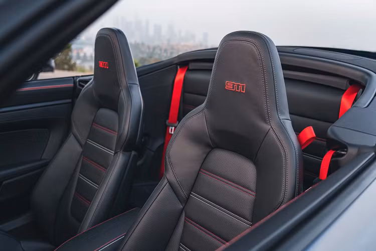 Chìa khóa của xe cũng mang ngôn ngữ thiết kế chung với phần ốp sơn màu xanh Azure Blue 356, bao da bảo vệ sở hữu những đường chỉ trắng và đỏ Guards Red.