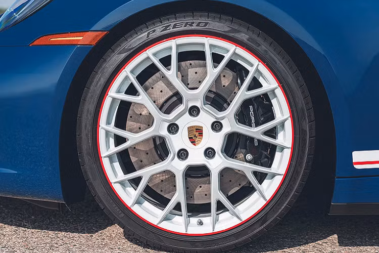 Bộ mâm RS Spyder Design được trang bị tiêu chuẩn theo xe với bề mặt hoàn thiện màu trắng cùng viền trang trí màu đỏ Guards Red tương phản. Bộ tem đặc trưng America được thiết kế với 2 tông màu trắng và đỏ Guards Red. Phối màu này cũng xuất hiện tại logo phía đuôi xe.