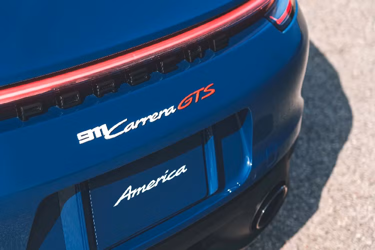 Đi kèm là hộp số sàn 7 cấp. Với trang bị này, 911 Carrera GTS Cabriolet có khả năng tăng tốc từ 0 lên 100 km/h chỉ trong 4,3 giây, trước khi đạt vận tốc tối đa 310 km/h. Hệ thống treo Porsche Active Suspension Management (PASM) Sport hạ thấp thân xe xuống 10 mm. Ống xả thể thao và chức năng đánh lái bánh sau được trang bị tiêu chuẩn.