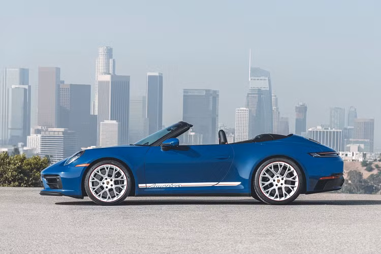 Nội thất của xe khá trung tính với chất liệu da cao cấp màu xám Pebble Grey, cùng những đường chỉ trang trí tương phản, logo 911 và dây đai an toàn màu đỏ Guards Red.