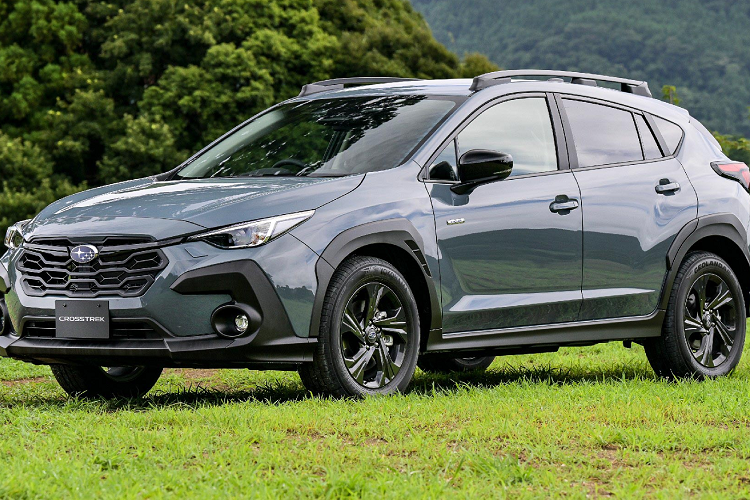 Thân xe được trang bị phần đường viền cửa sổ quen thuộc, chắn bùn góc cạnh cùng với thiết kế mới cho bánh xe 17 inch hoặc 18 inch. Ở phía sau, xe được trang bị phần đèn hậu LED hình chữ C nhỏ hơn được tích hợp trong thân xe, trong khi đuôi xe và cản sau trở nên góc cạnh hơn đáng kể. Tương tự, tấm ốp nhựa trên cản sau đã được mở rộng bao gồm tấm ốp bộ khuếch tán và chóa đèn.