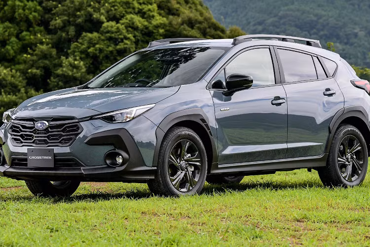 Thân xe được trang bị phần đường viền cửa sổ quen thuộc, chắn bùn góc cạnh cùng với thiết kế mới cho bánh xe 17 inch hoặc 18 inch. Ở phía sau, xe được trang bị phần đèn hậu LED hình chữ C nhỏ hơn được tích hợp trong thân xe, trong khi đuôi xe và cản sau trở nên góc cạnh hơn đáng kể. Tương tự, tấm ốp nhựa trên cản sau đã được mở rộng bao gồm tấm ốp bộ khuếch tán và chóa đèn.