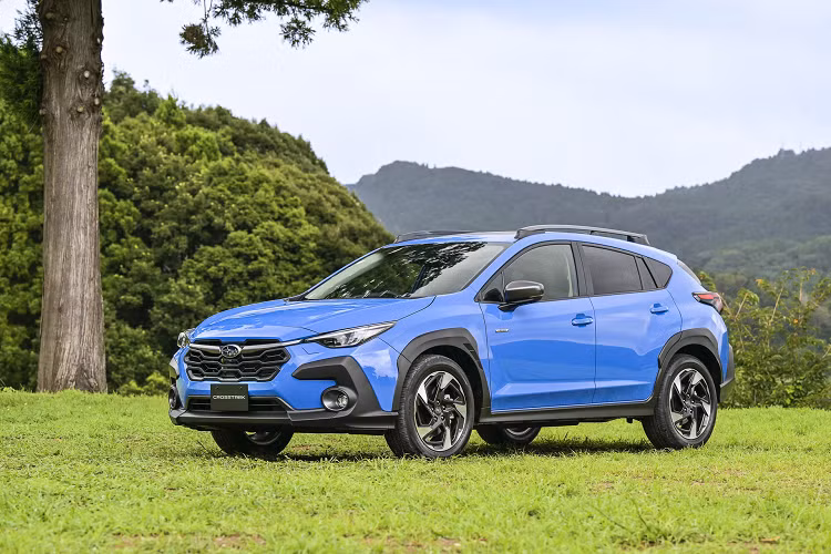 Phần cản trước của xe có lưới tản nhiệt hình lục giác lớn hơn nối liền với đèn pha LED mảnh hơn, trông khá giống với phần còn lại của những mẫu Subaru khác. Các đường viền bảo vệ bằng nhựa giờ đây chiếm nhiều không gian hơn trên cản trước, nâng cao vẻ ngoài năng động kết hợp với các tiện ích bổ sung chắn bùn và các thanh giá nóc của xe