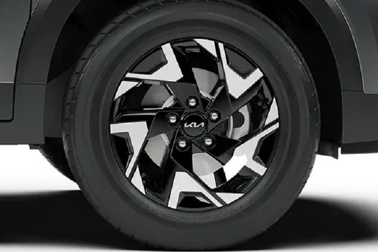 So với bản GTX+, Kia Sonet X-Line 2023 không có gì thay đổi về trang bị. Xe vẫn có đèn pha LED, cửa sổ trời, ghế làm mát, màn hình cảm ứng trung tâm 10,25 inch, công nghệ kết nối UVO, hệ thống chọn chế độ lái, cảm biến đỗ xe phía trước, 6 túi khí, hệ thống cân bằng điện tử và kiểm soát lực bám đường.