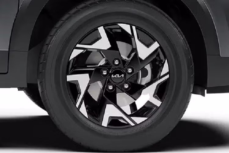 So với bản GTX+, Kia Sonet X-Line 2023 không có gì thay đổi về trang bị. Xe vẫn có đèn pha LED, cửa sổ trời, ghế làm mát, màn hình cảm ứng trung tâm 10,25 inch, công nghệ kết nối UVO, hệ thống chọn chế độ lái, cảm biến đỗ xe phía trước, 6 túi khí, hệ thống cân bằng điện tử và kiểm soát lực bám đường.