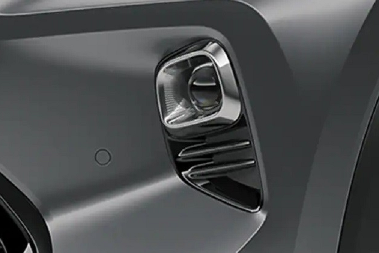 Ngoài ra, trên thân xe còn có những chi tiết ngoại thất màu đen bóng làm điểm nhấn, ví dụ như lưới tản nhiệt, hốc đèn sương mù trước và ốp gương chiếu hậu. Trong khi đó, tấm ốp gầm giả dưới cản trước/sau lại được sơn màu đen bóng với những điểm nhấn bằng kim loại màu bạc.