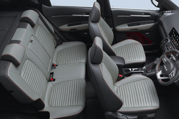 Nằm bên dưới nắp ca-pô của Kia Sonet X-Line 2023 là 2 loại động cơ. Thứ nhất là động cơ xăng tăng áp, dung tích 1.0L, sản sinh công suất tối đa 120 mã lực, kết hợp cùng hộp số tự động ly hợp kép 7 cấp. Thứ hai là động cơ diesel, dung tích 1.5L với công suất tối đa 115 mã lực, đồng hành cùng hộp số tự động 6 cấp.