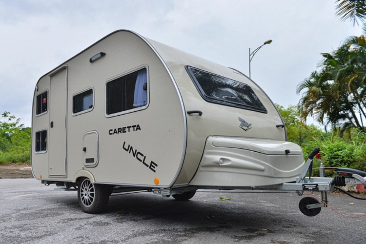 Nắm được điều này, mới đây, anh Đỗ Hoàng Trung chủ một cửa hàng ôtô ở Long Biên, Hà Nội vừa nhập mua một sản phẩm xe kéo Caretta Uncle (travel trailer) có giá hơn 900 triệu đồng .