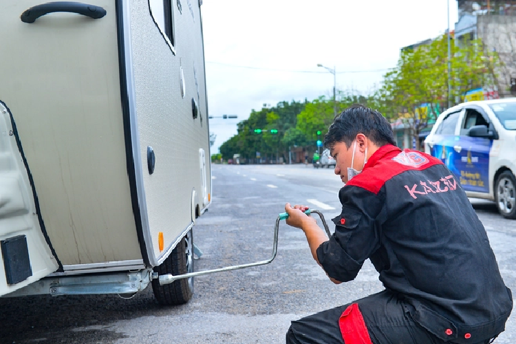 Để có thể di chuyển, chiếc xe Caretta Uncle Travel trailer được kết nối với ô tô qua hệ thống móc kéo, cùng với đó hệ thống điện, phanh khẩn cấp cũng được kết nối. Khi di chuyển chiếc xe có thể đạt vận tốc tối đa 100km/h với cung đường tiêu chuẩn và không chứa người ở trên, khi dừng lại “ngôi nhà di động” được hạ 2 càng và bậc bước giúp tăng tính ổn định và tiện dụng của xe