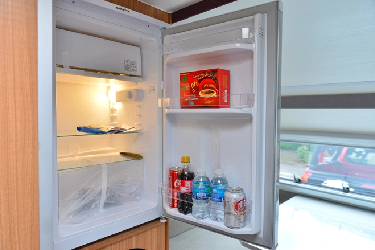 Nội thất bên trong chiếc xe kéo Caretta Uncle giống như một phòng khách sạn, có đầy đủ tiện nghi như bàn, ghế, tủ lạnh, nhà vệ sinh, bồn rửa bát, bếp ga, điều hoà...