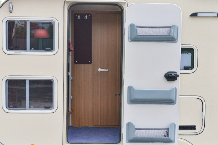 Chiếc Caretta Uncle này có chiều dài 4.815 mm, chiều cao 2.330 mm. Xe có khối lượng 750 kg. Hành khách có chiều cao gần 1,8 m có thể đứng thoải mái ở bên trong