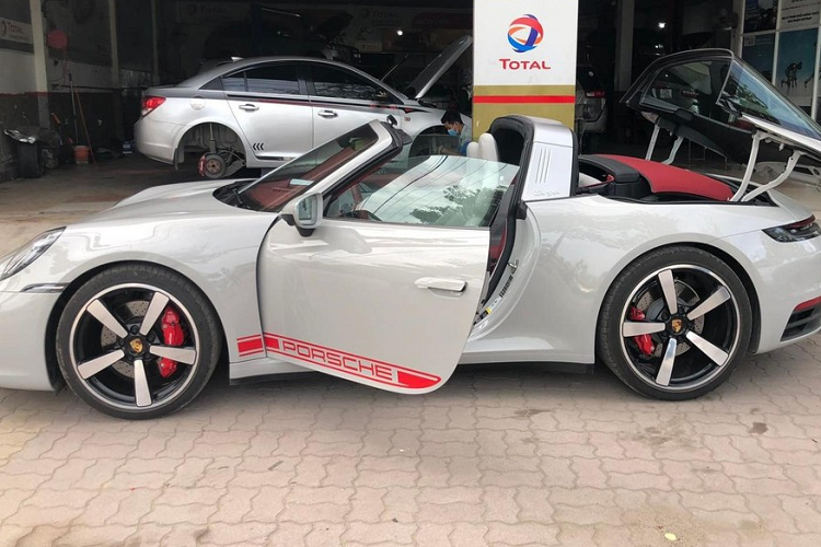 Porsche 911 Targa 4S thệ hệ 992 được trang bị động cơ boxer 6 xy-lanh, dung tích 3.0 lít, tăng áp kép, sản sinh công suất tối đa 444 mã lực và mô men xoắn cực đại 530 Nm. Sức mạnh này sẽ kết hợp cùng hộp số 8 cấp ly hợp kép, nhờ đó, xe có thể tăng tốc từ vị trí xuất phát lên 100km/giờ chỉ trong vòng dưới 3,6 giây (khi kết hợp Launch Control) và đạt vận tốc tối đa lên đến 304 km/giờ.
