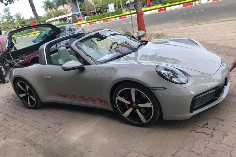 Dòng xe thể thao mui trần Porsche 911 Targa 4S thế hệ 992 đã được vén màn cách đây 2 năm và bất ngờ nhận được sự quan tâm của giới đại gia trong nước khi ít nhất đã có 10 chiếc được mang về nước, nhiều nhất từ trước đến nay. Hòa chung không khí mua sắm xe Porsche 911 Targa 4S 992, doanh nhân đến từ tỉnh Bà Rịa - Vũng Tàu cũng đã tậu về garage 1 chiếc.