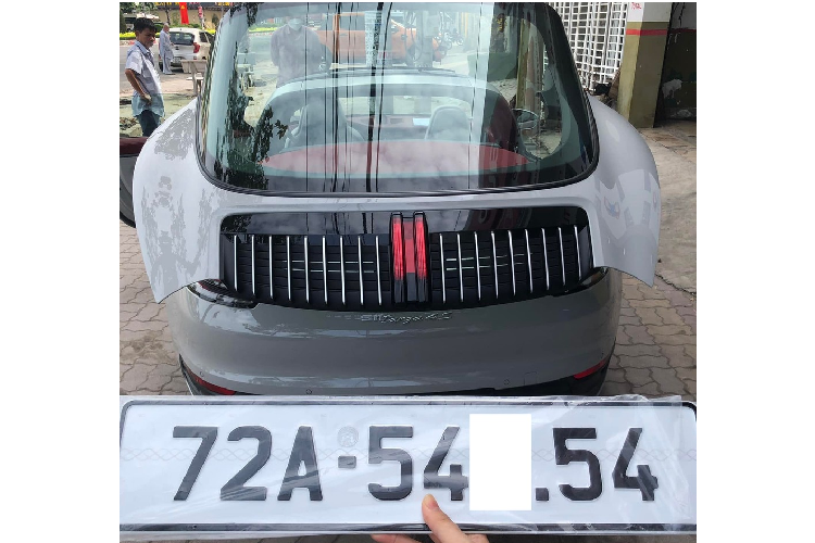 Điểm thú vị trên chiếc xe thể thao mui trần Porsche 911 Targa 4S 992 của doanh nhân đến từ thành phố biển xinh đẹp Vũng Tàu chính là việc chủ xe bấm được biển số dễ nhớ, ngoài ra, nếu tinh ý, nhiều người sẽ để ý các con số này có liên hệ với 9.